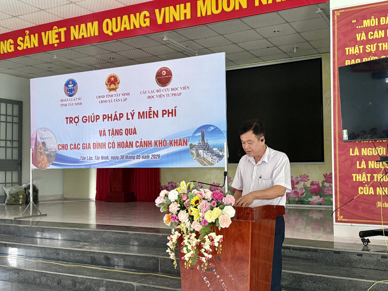 Ông Nguyễn Văn Thạnh, Phó Chủ tịch UBND xã Tân Lập phát biểu cảm ơn đoàn công tác, đồng thời ghi nhận những đóng góp thiết thực của chương trình trong việc nâng cao nhận thức pháp luật, lan tỏa tinh thần nhân ái và hỗ trợ người dân địa phương.