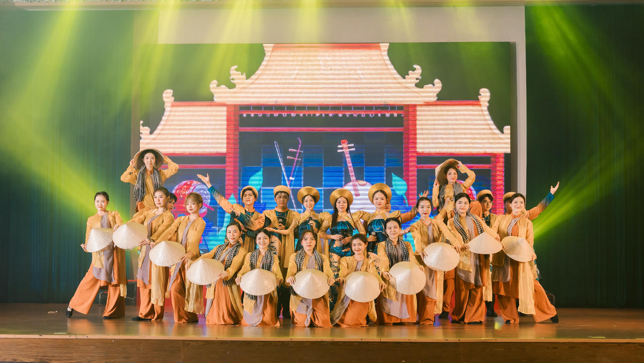 Nhiều thế hệ thành viên cùng hội ngộ tại chương trình kỷ niệm 30 năm CLB Dân ca UEH