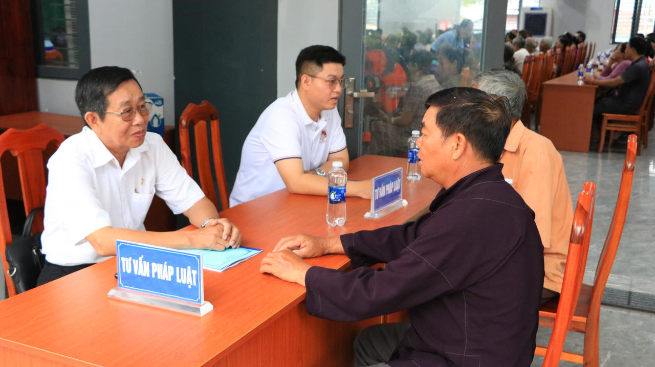 Đội ngũ luật sư, luật gia cũng trực tiếp tư vấn, giải đáp miễn phí bên lề hội nghị