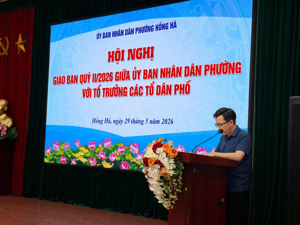 Đại diện UBND phường Hồng Hà ông Nguyễn Đình Thu - Chánh Văn phòng HĐND & UBND trình bày nội dung tại hội nghị.