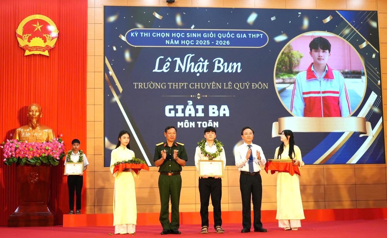 Lãnh đạo tỉnh trao bằng khen cho học sinh đoạt giải Ba tại Kỳ thi học sinh giỏi quốc gia THPT năm học 2025-2026.