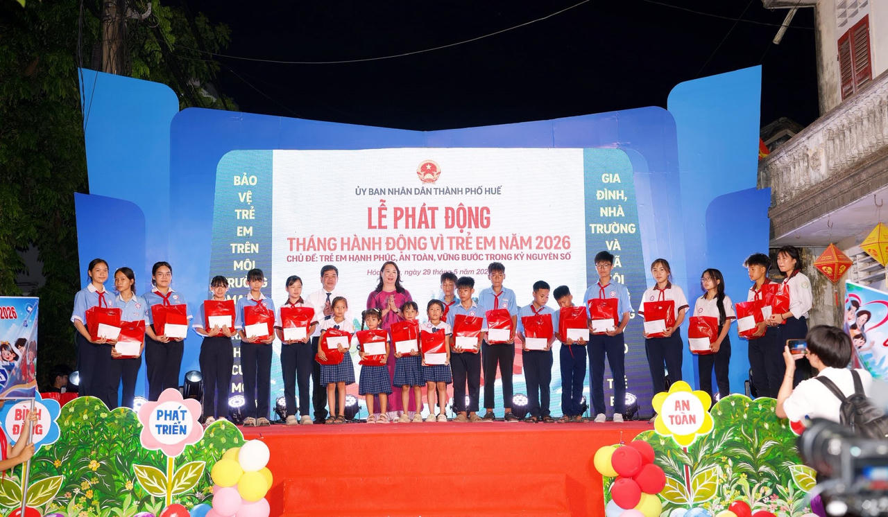 Lãnh đạo thành phố trao học bổng cho học sinh có hoàn cảnh khó khăn tại lễ phát động Tháng hành động vì trẻ em năm 2026.