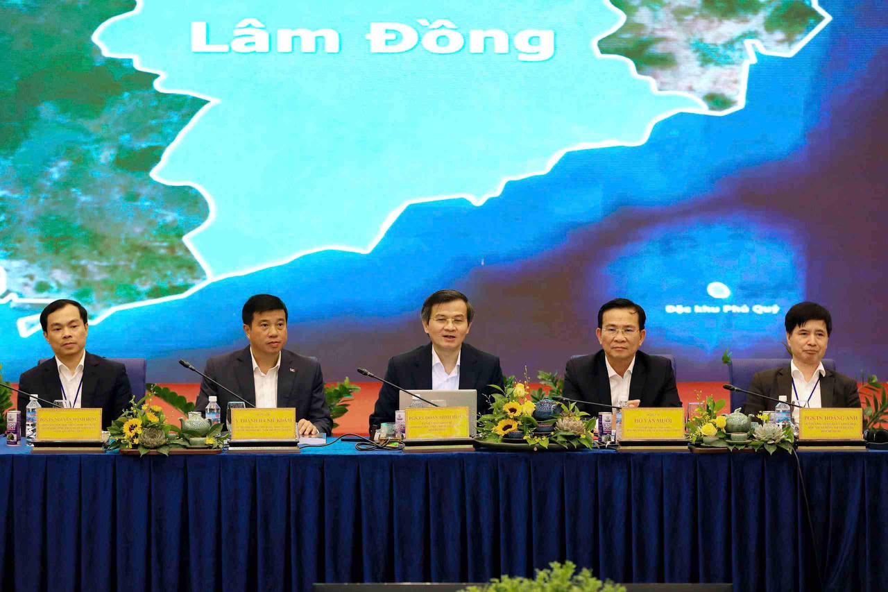 Lãnh đạo Học viện Chính trị quốc gia Hồ Chí Minh và tỉnh Lâm Đồng chủ trì hội thảo.