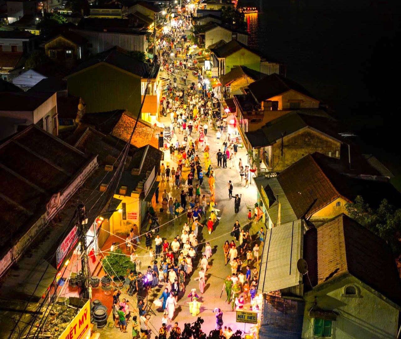 Không gian về đêm tại phố cổ Bao Vinh