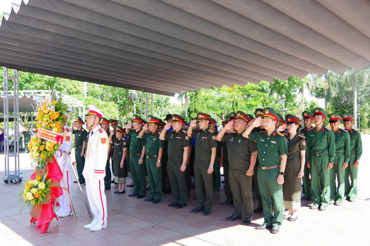 Đoàn sĩ quan trẻ Quân đội Lào dâng hương tưởng niệm các Anh hùng liệt sĩ tại Thành Cổ Quảng Trị