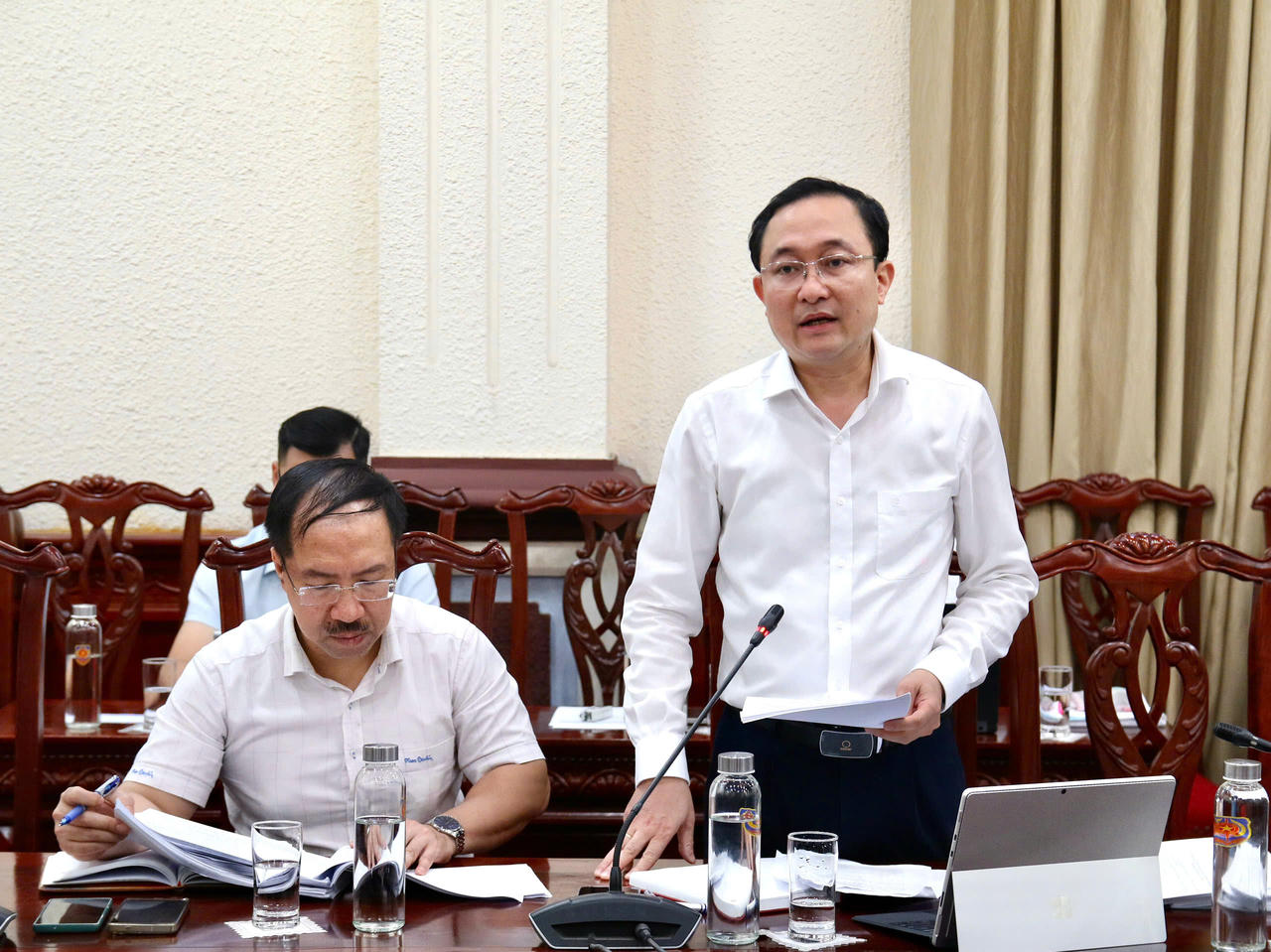 Phó Cục trưởng Cục PBGDPL & TGPL Phan Hồng Nguyên báo cáo tại cuộc họp.