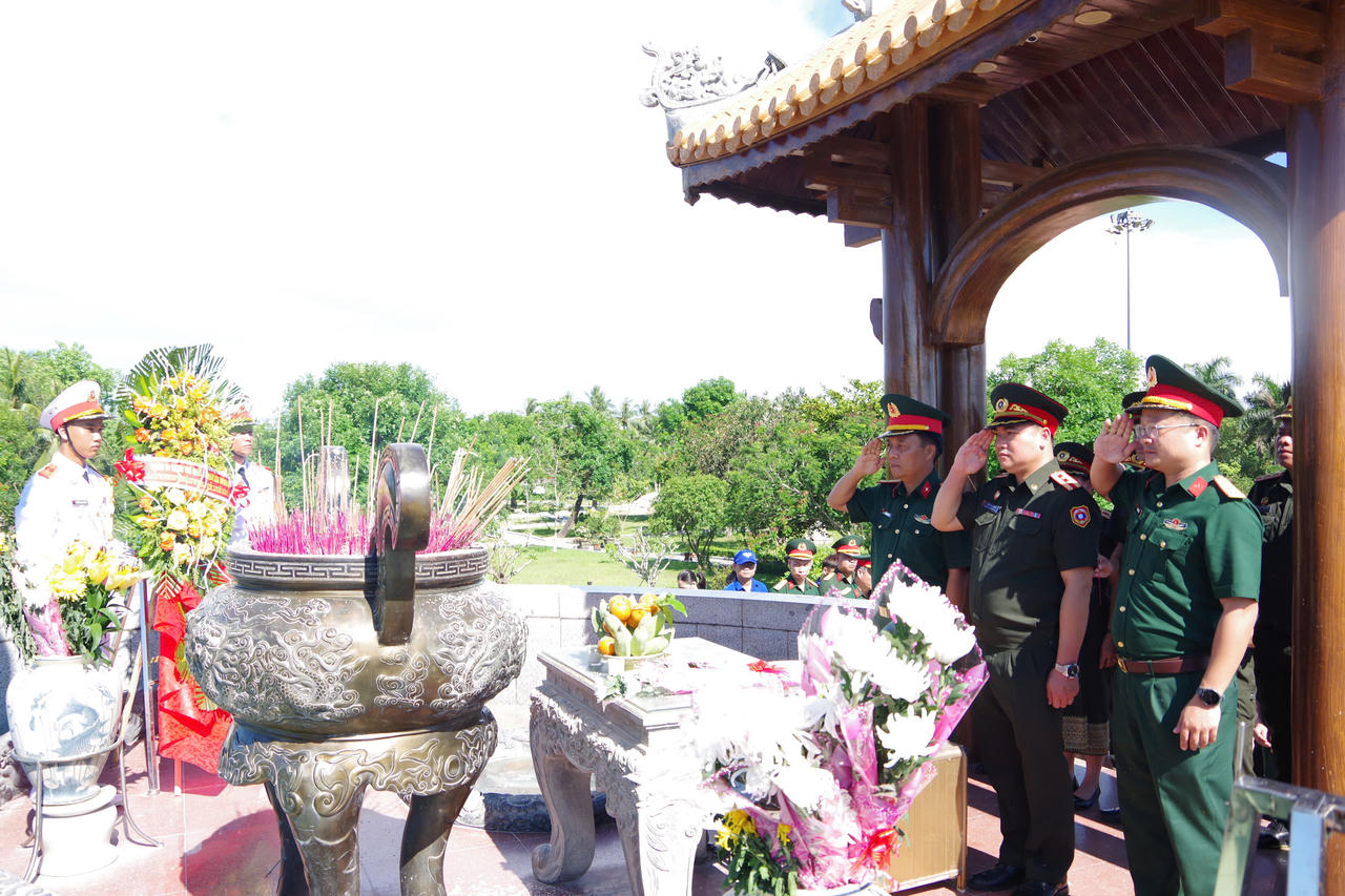 Đoàn sĩ quan trẻ Quân đội nước Cộng hòa Dân chủ Nhân dân Lào dành phút mặc niệm, tưởng nhớ các Anh hùng liệt sĩ tại Khu di tích quốc gia đặc biệt Thành Cổ Quảng Trị.