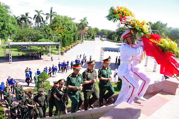 Đoàn sĩ quan trẻ Quân đội Lào dâng hương tưởng niệm các Anh hùng liệt sĩ tại Thành Cổ Quảng Trị