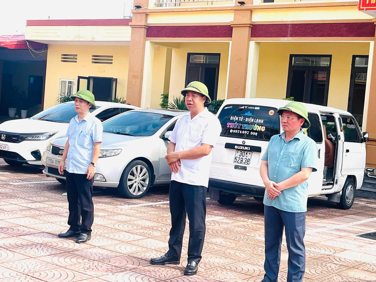 Tham gia đợt ra quân có lãnh đạo UBND phường, Công an phường, đại diện Ủy ban MTTQ Việt Nam phường và các tổ chức chính trị - xã hội…