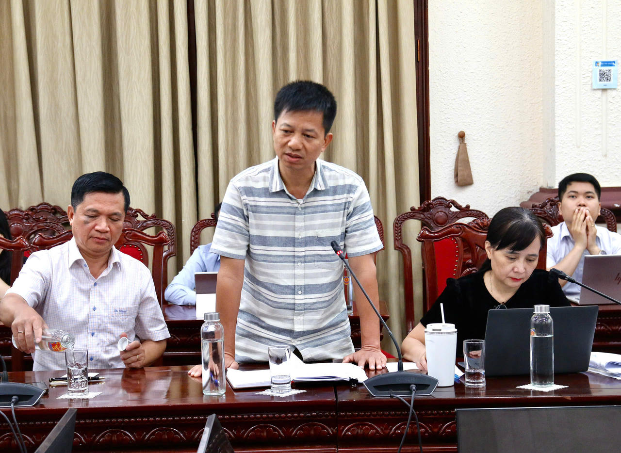 Đại tá Lê Trọng Xuân, Phó trưởng Phòng Kế hoạch - Tổng hợp, Cục Pháp chế, Bộ Quốc phòng phát biểu tại cuộc họp.