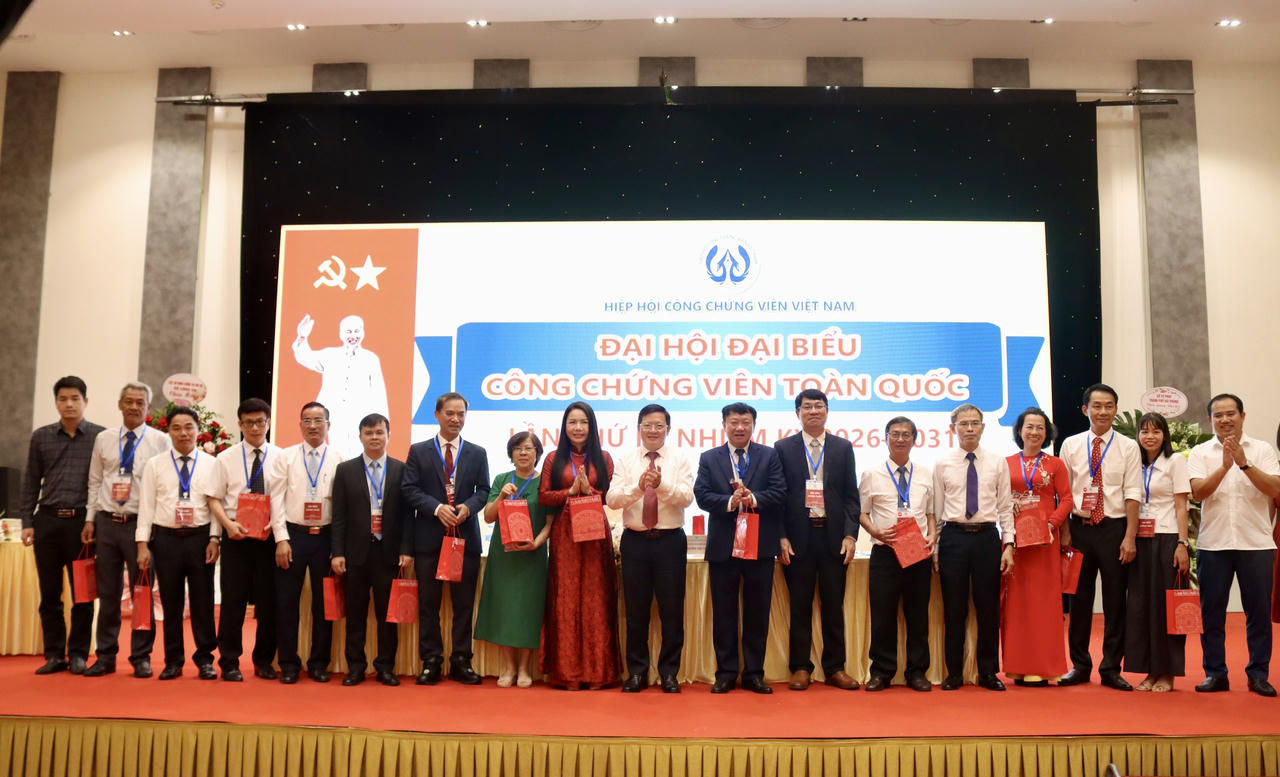 Thứ trưởng Mai Lương Khôi và các đại biểu chụp ảnh lưu niệm với&nbsp;các Ủy viên Ban Thường vụ và Ủy viên đặc trách công tác đối ngoại nhiệm kỳ II.