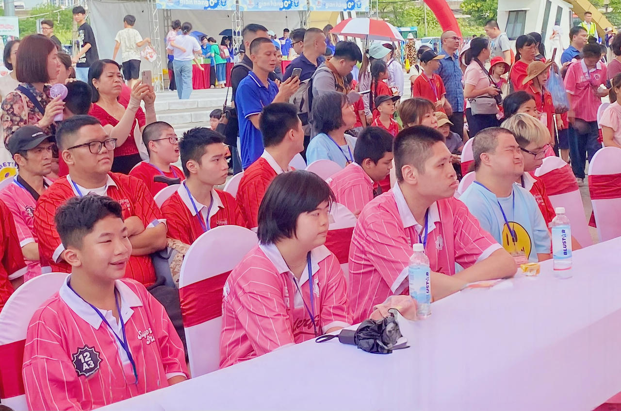 Các em nhỏ khuyết tật chăm chú theo dõi các tiết mục văn nghệ thú vị trên sân khấu. (Ảnh: PV)