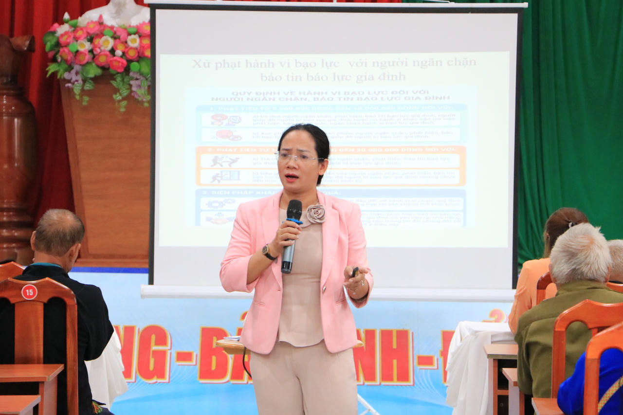Báo cáo viên Phan Thị Vân - Phó Giám đốc Trung tâm Trợ giúp pháp lý Nhà nước số 1 (Sở Tư pháp thành phố Đồng Nai) phổ biến các quy định pháp luật về phòng, chống bạo lực gia đình, bình đẳng giới