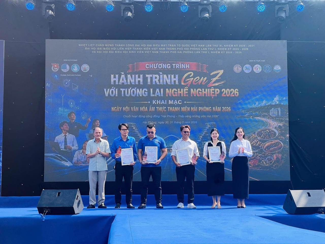 Ban Tổ chức trao Giấy chứng nhận cho các đơn vị đồng hành, tài trợ và tham gia chương trình.