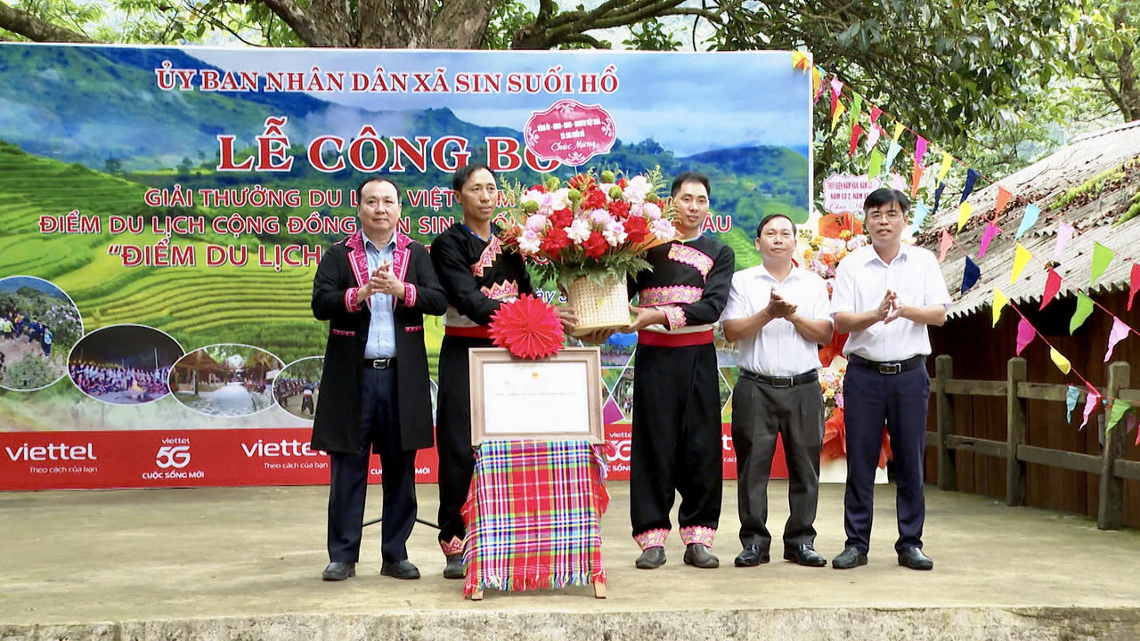 Ông&nbsp;Trần Quang Kháng đã&nbsp;trao Giấy chứng nhận “Điểm du lịch cộng đồng tốt nhất” cho bản Sin Suối Hồ. Ảnh: Văn Thao.
