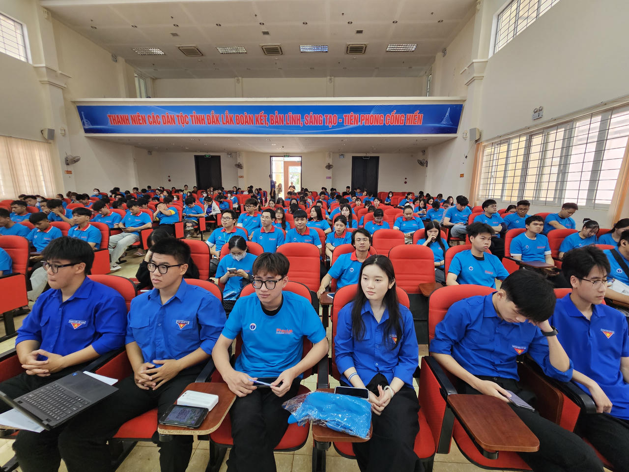 Lễ mít tinh thu hút sự tham gia của đông đảo sinh viên Phân hiệu Trường ĐH Luật Hà Nội và các trường Đại học, Cao đẳng trên địa bàn tỉnh Đắk Lắk.