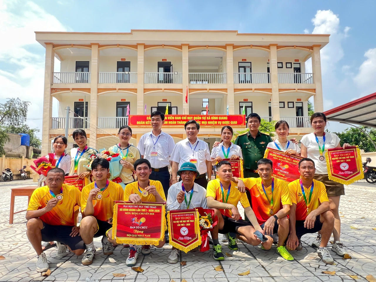 Xã Bình Giang cũng tổ chức khai mạc Đại hội TDTT lần thứ I với sự tham gia của đông đảo cán bộ, đảng viên, học sinh, vận động viên và người dân trên địa bàn.