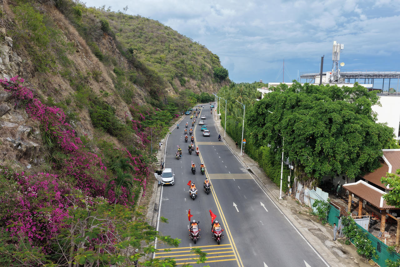 Mô tô phân khối lớn diễu hành khuấy động đường phố Nha Trang.