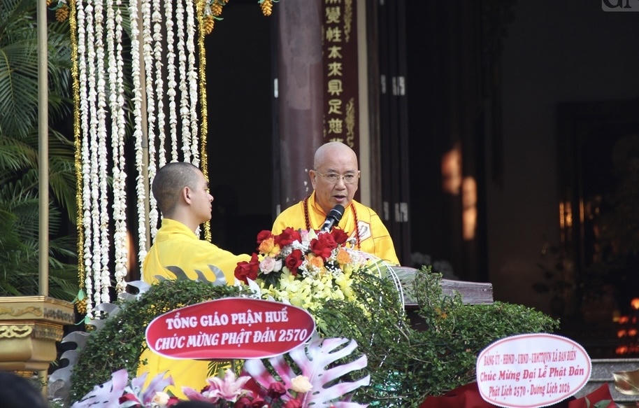 Hòa thượng Thích Khế Chơn, Trưởng Ban trị sự GHPG Việt Nam thành phố Huế tuyên đọc Thông điệp Phật đản Phật lịch 2570.