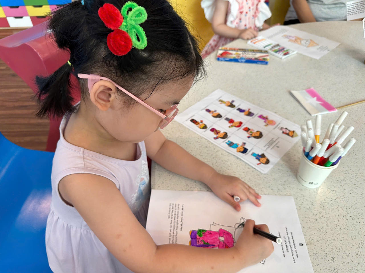 Hoạt động tô tranh trang phục các nước Đông Nam Á của các bạn nhỏ.