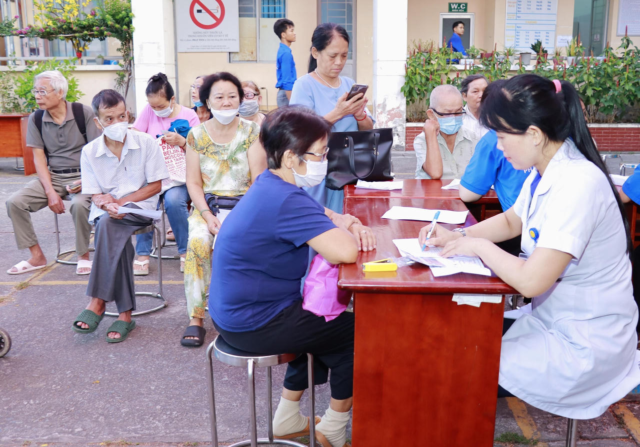 Nếu phát hiện dấu hiệu bất thường, cơ sở y tế sẽ chủ động gọi điện thoại hoặc nhắn tin hướng dẫn người dân đến các chuyên khoa phù hợp để điều trị kịp thời.