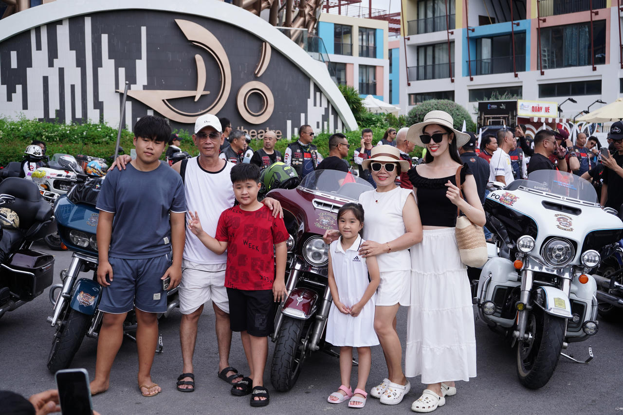 Nhiều người dân đã đến tham quan, chụp hình check-in cùng các mẫu xe tại Nhà hát Đó.