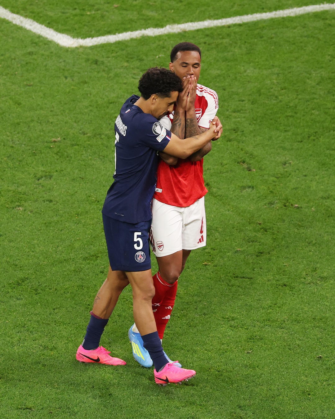 Gabriel của Arsenal đá hỏng quả 11 mét và chức vô địch ở lại với PSG (Ảnh: UCL)