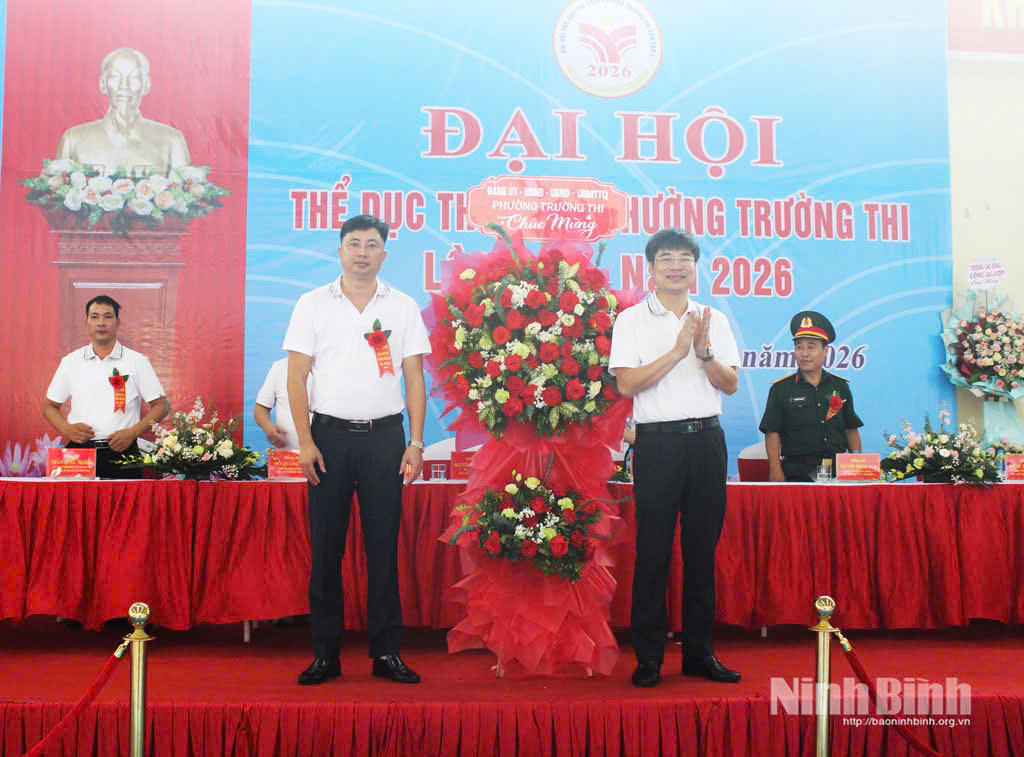 Lãnh đạo phường Trường Thi tặng hoa chúc mừng Đại hội. Ảnh: Minh Thuận