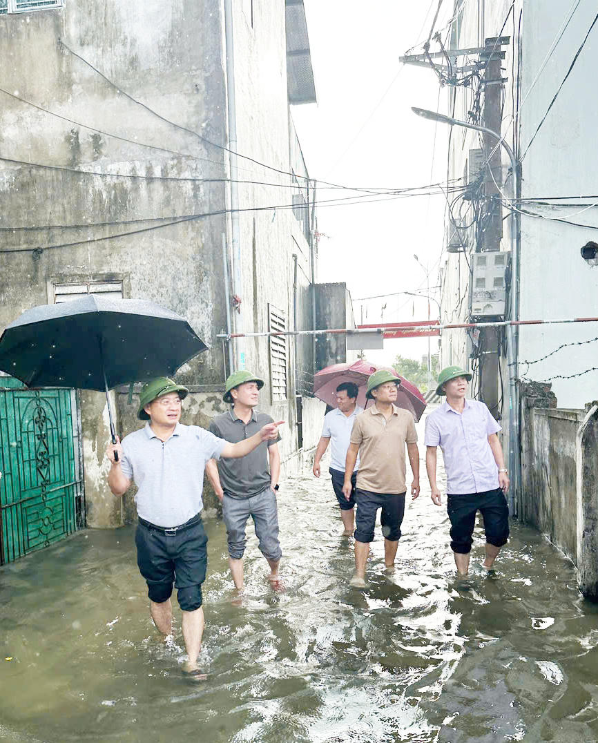 Lãnh đạo phường Vinh Hưng kiểm tra công tác phòng chống lụt bão tại các địa bàn bị ảnh hưởng