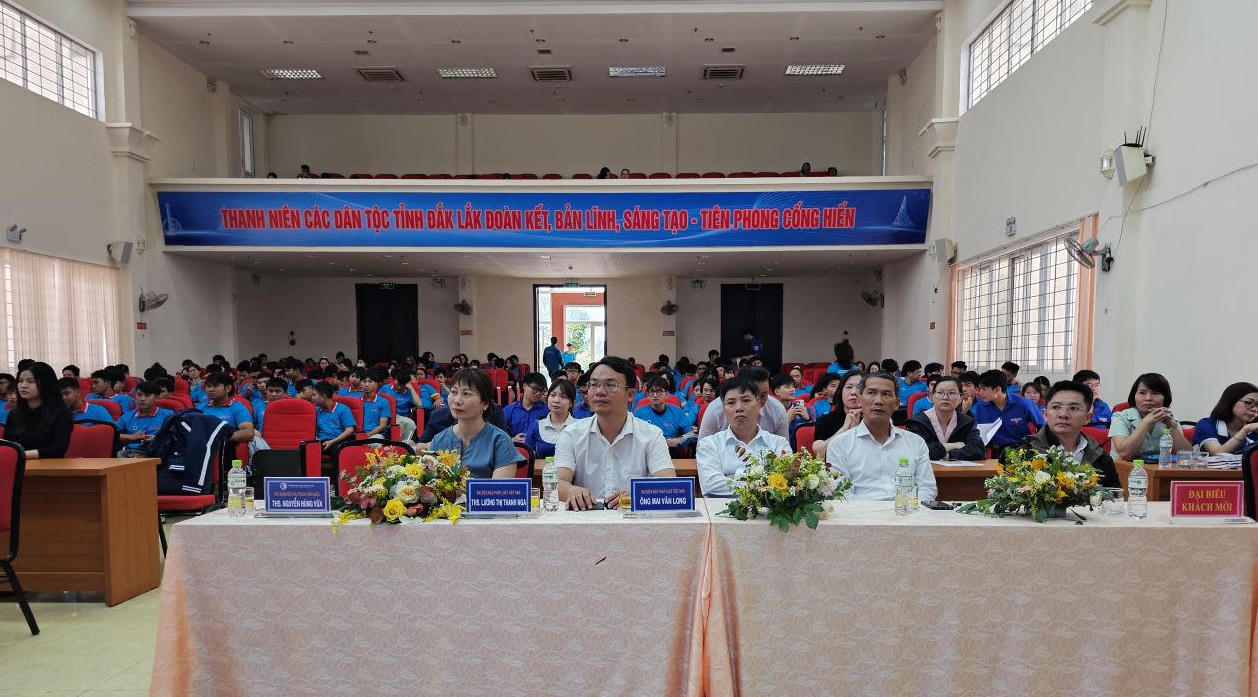 Đại biểu và khách mời tham dự Lễ mít tinh.