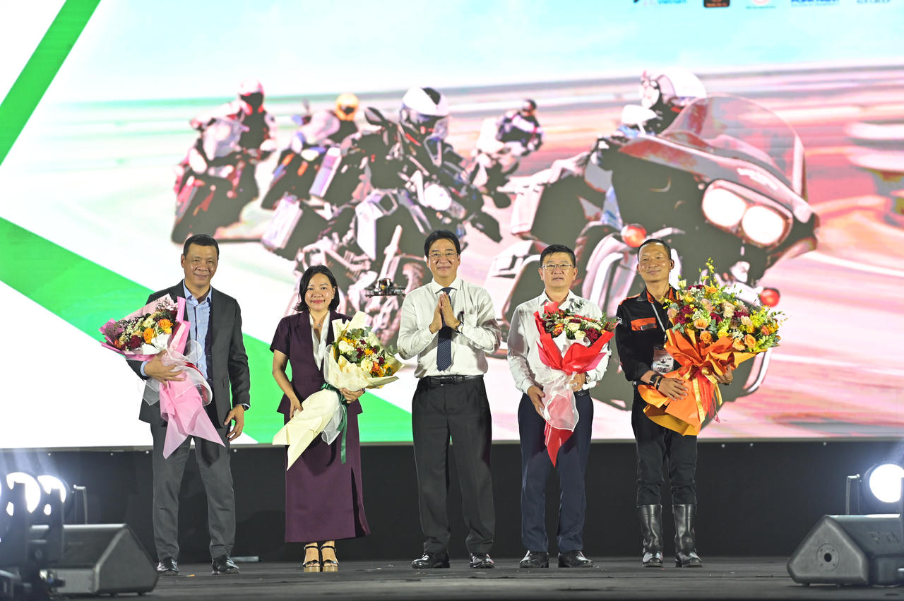 Ông Nguyễn Long Biên - Phó Chủ tịch Thường trực UBND tỉnh Khánh Hòa tặng hoa cho Ban tổ chức lễ hội.