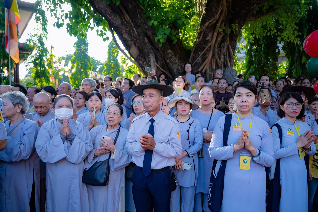 Phật tử nhất tâm đồng tụng bài Khánh đản.