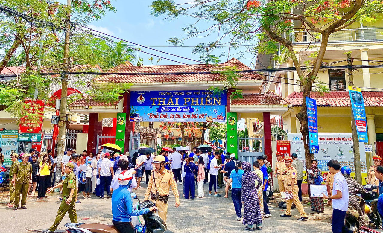 Lực lượng công an tăng cường bảo đảm an ninh, an toàn, góp phần để kỳ thi tuyển sinh lớp 10 diễn ra nghiêm túc, đúng quy chế.