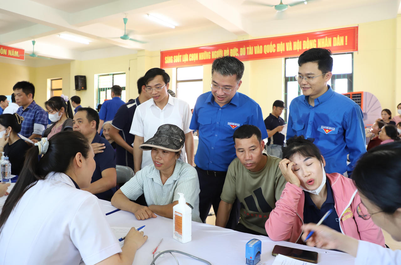 Thanh niên công nhân được chăm lo khám sức khỏe tại Ngày hội (Ảnh: ĐH)