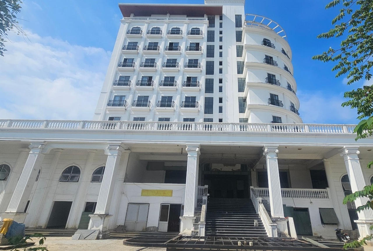 Dự án có tổng mức đầu tư 49,5 tỷ đồng, khởi công từ tháng 5/2022 và dự kiến hoàn thành cuối năm 2023, tuy nhiên đến nay dự án còn dang dở.&nbsp;
