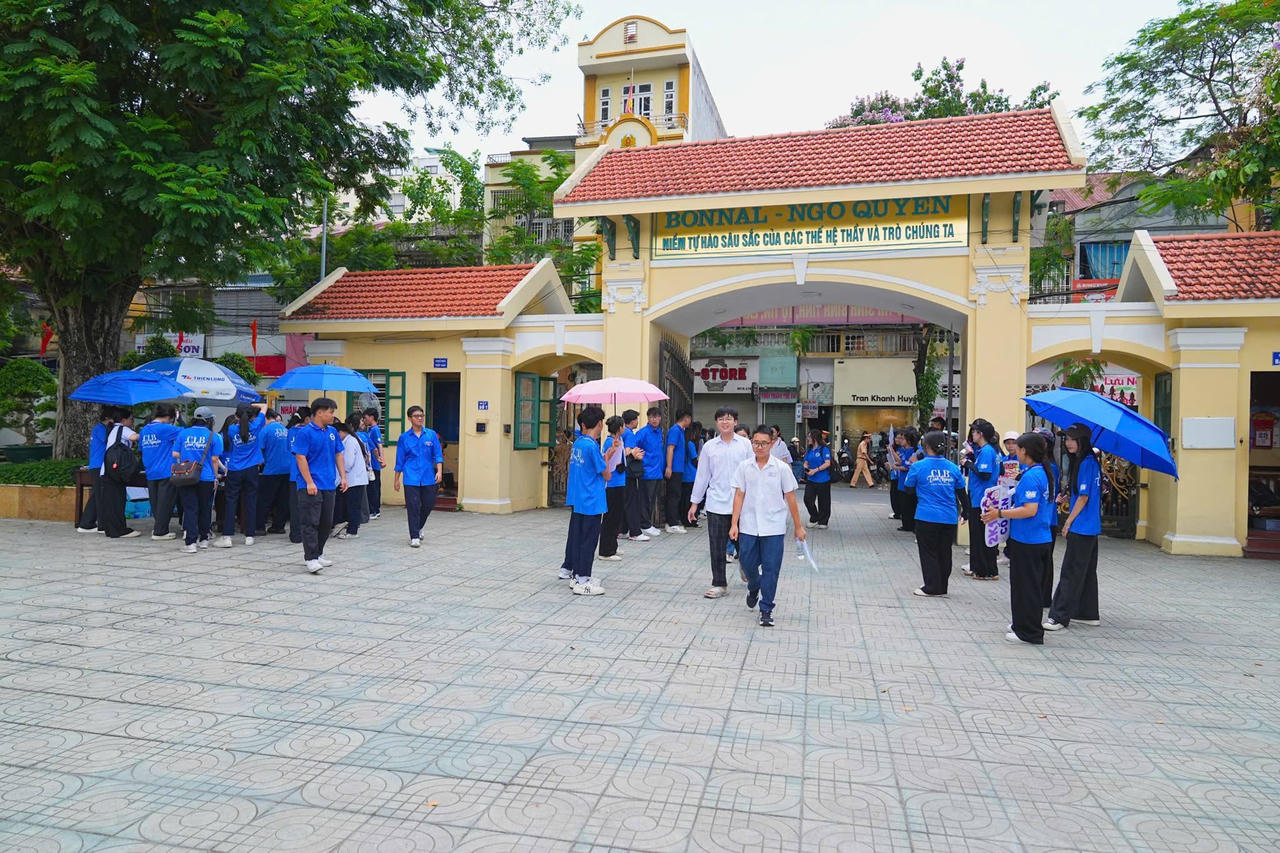 Thí sinh có mặt từ sớm tại điểm thi để dự môn Ngoại ngữ chiều 31/5.