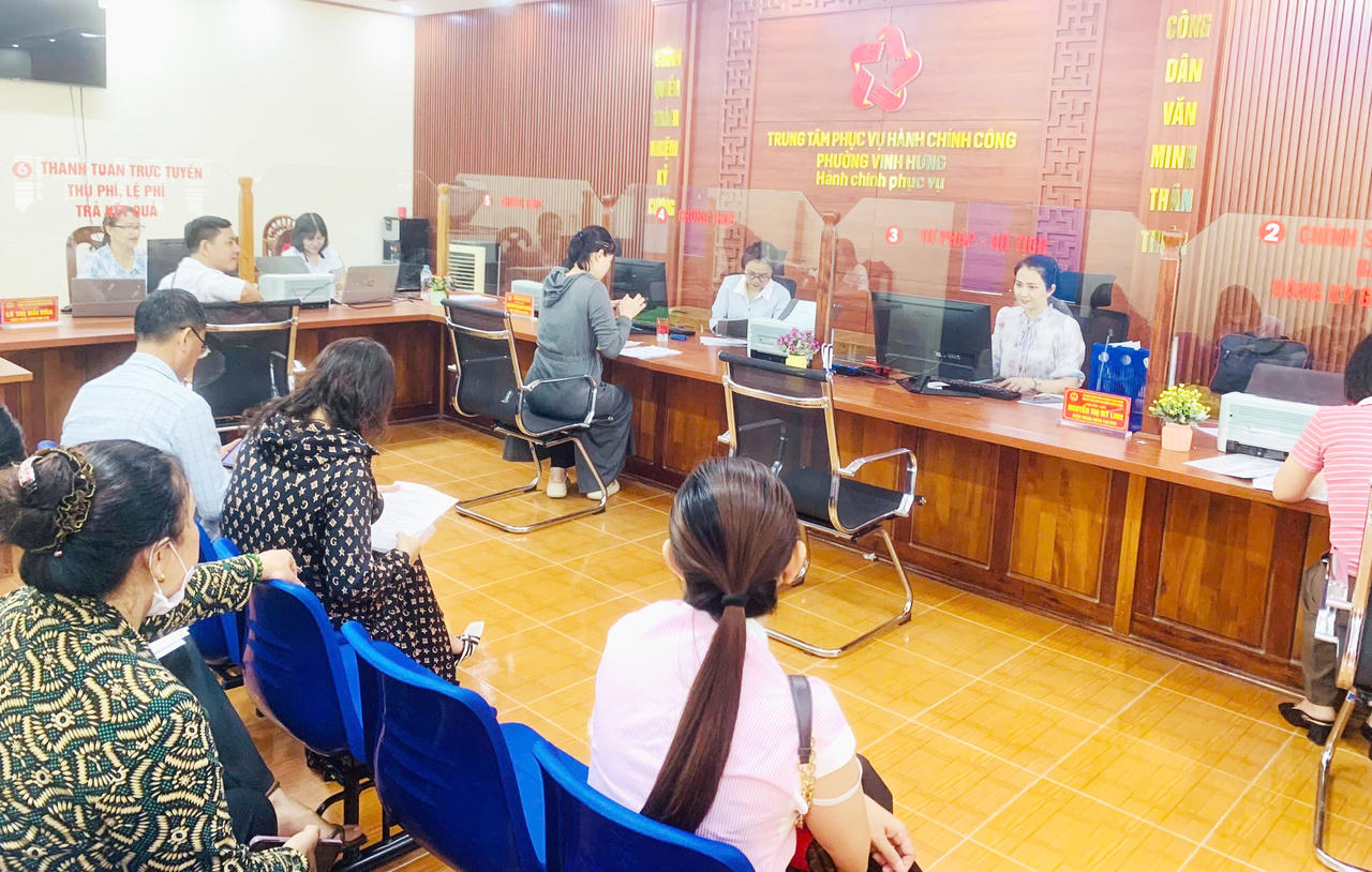 Trung tâm phục vụ hành chính công phường Vinh Hưng hoạt động trơn tru từ những ngày đầu mới đưa vào vận hành, tỷ lệ giải quyết đúng hạn đạt 99,77%.