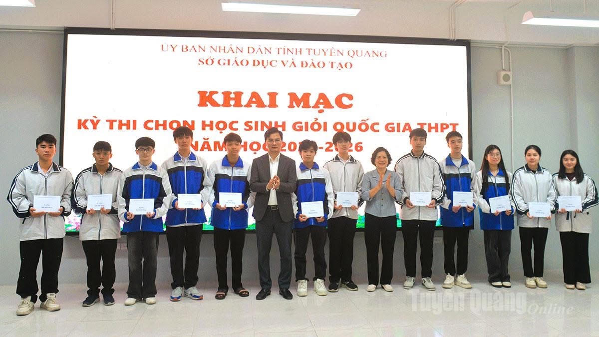 Lãnh đạo Sở GD&ĐT tỉnh Tuyên Quang trao thưởng cho các em học sinh. (Ảnh: Lê Hanh)