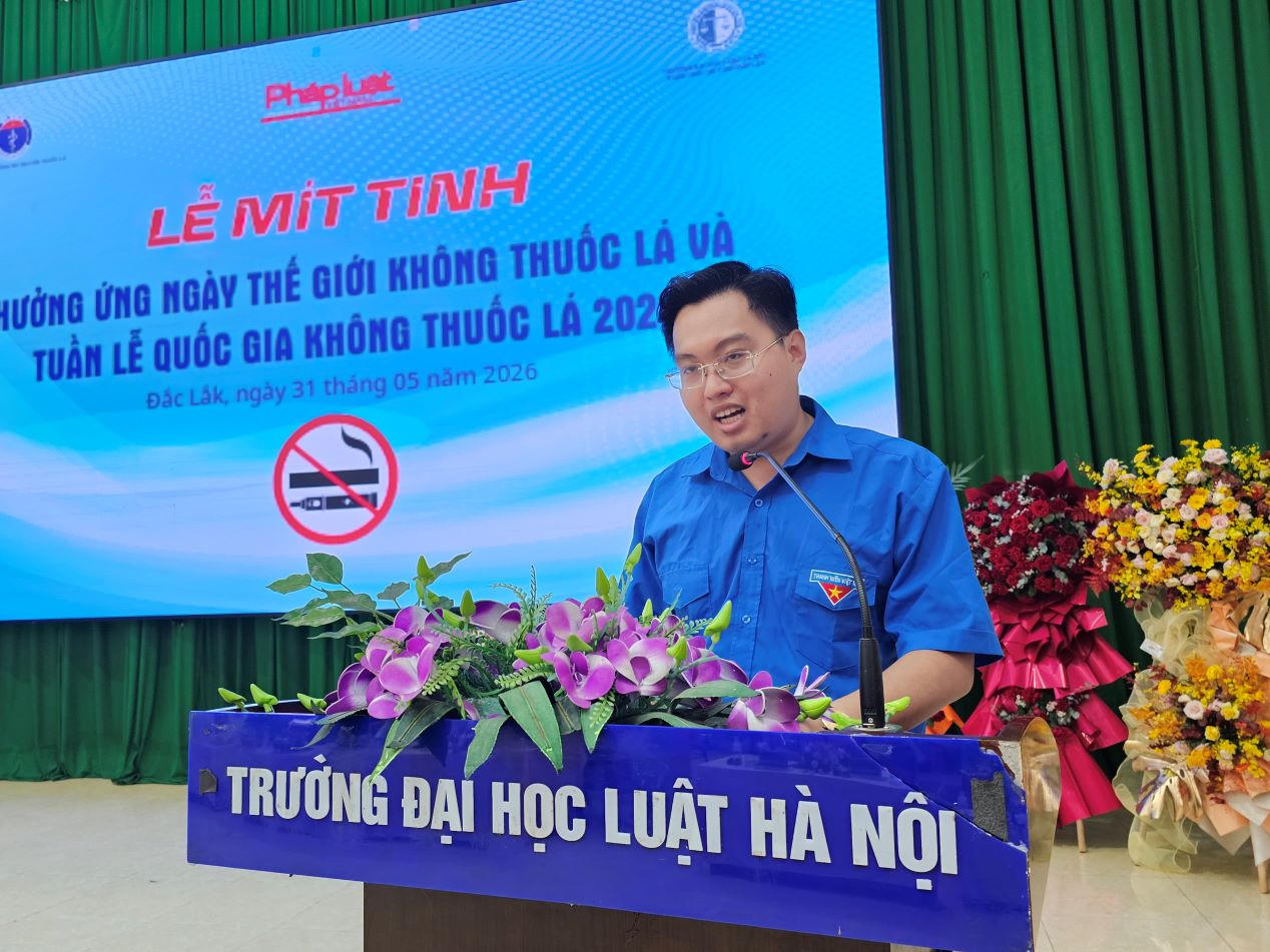 Ths. Trần Đức Anh - Uỷ viên Ban Thường vụ, Trưởng Ban Tuyên giáo Đoàn Thanh niên Bộ Tư pháp; Bí thư Đoàn Báo Pháp luật Việt Nam phát biểu tại Lễ mít tinh.