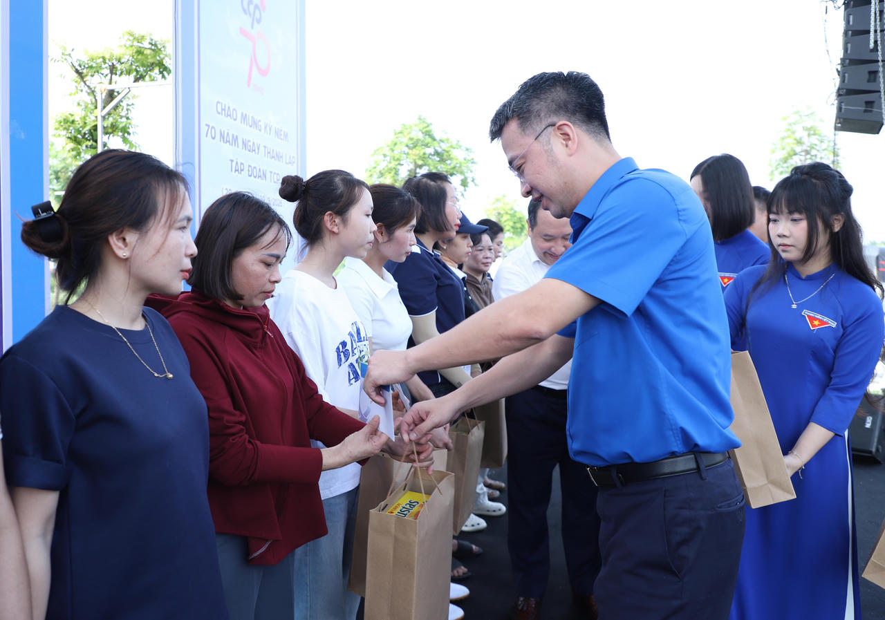 Chương trình tặng hàng nghìn suất quà cho thanh niên công nhân (Ảnh: ĐH)