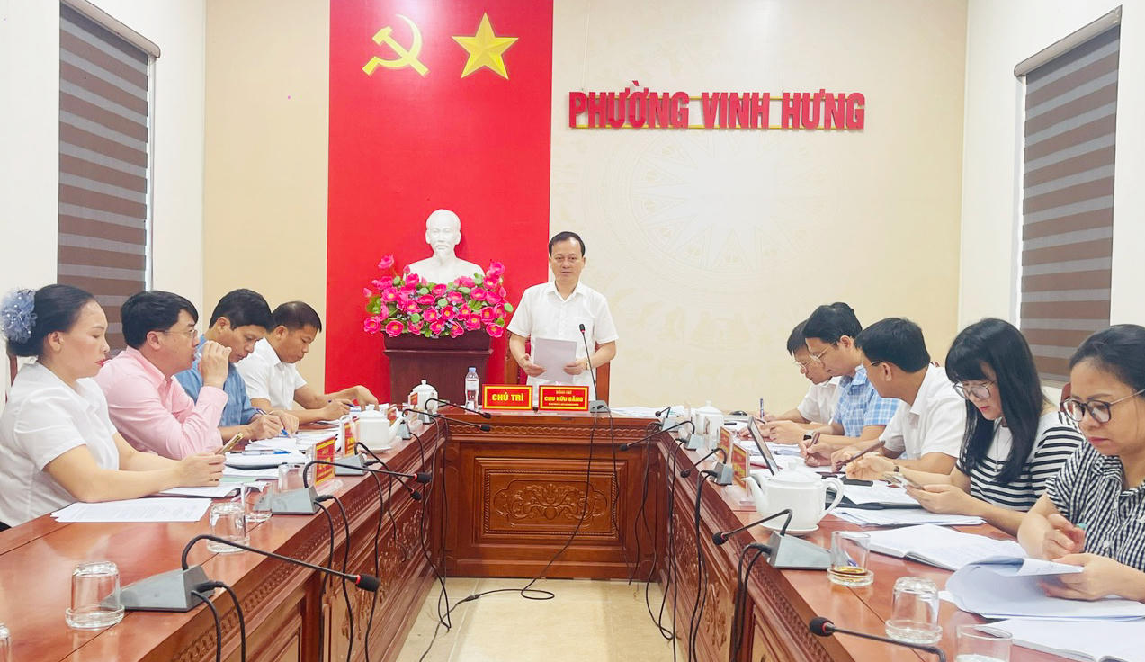 Bí thư Đảng uỷ - Chủ tịch HĐND phường Vinh Hưng Chu Hữu Bằng điều hành các cuộc họp&nbsp;