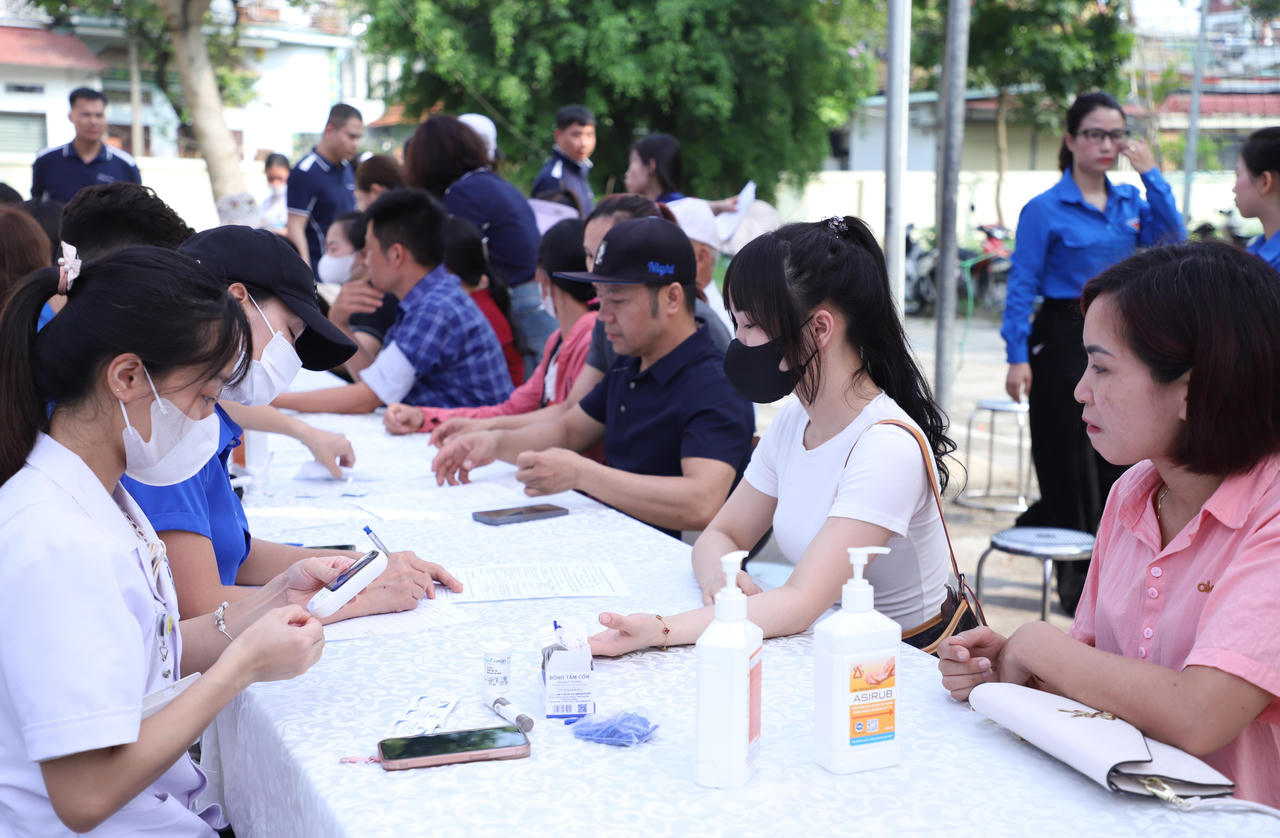 Tư vấn cấp thuốc miễn phí tại Ngày hội (Ảnh: ĐH)