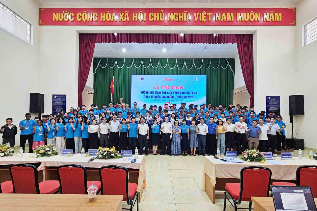Các đại biểu và sinh viên chụp ảnh lưu niệm tại Lễ mít tinh.