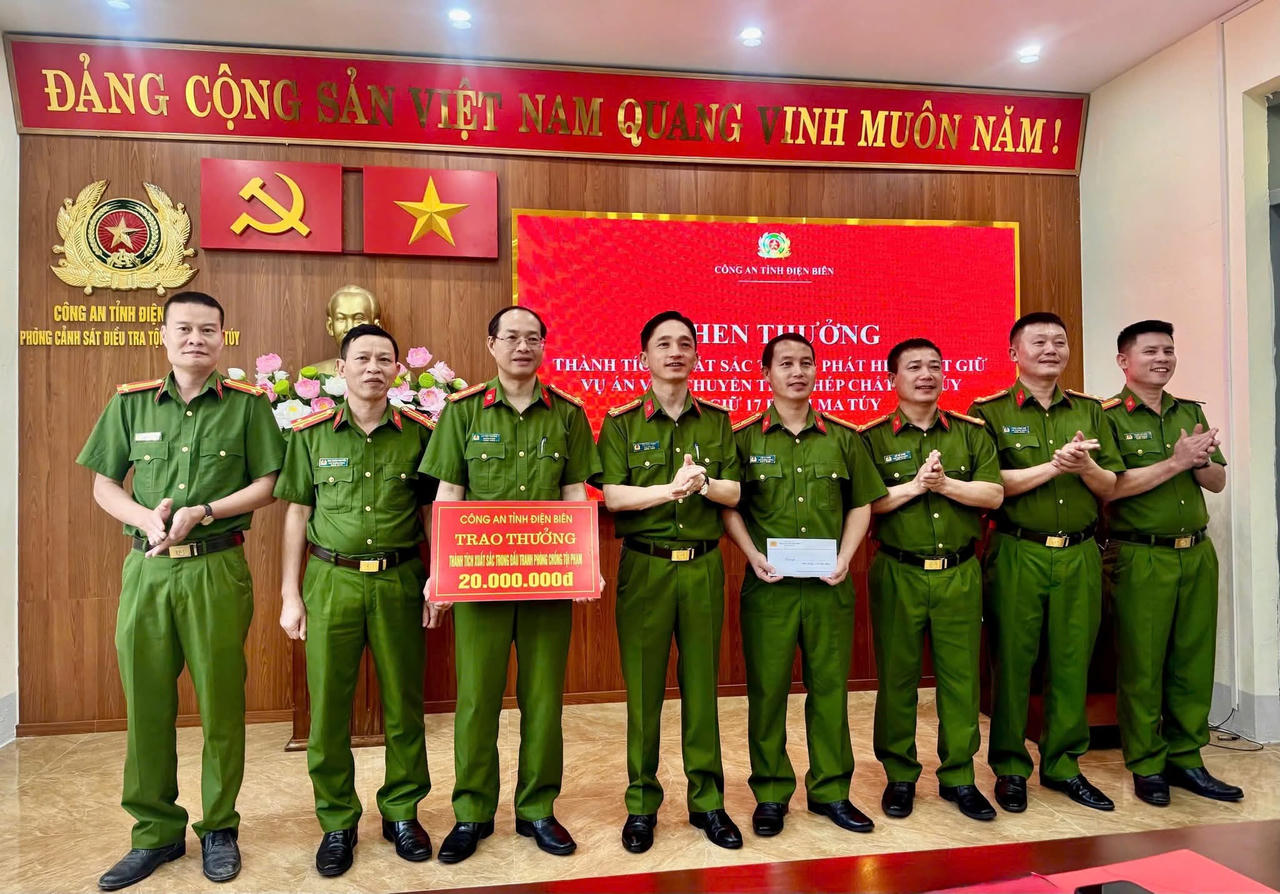 Công an tỉnh Điện Biên biểu dương và chúc mừng thành tích xuất sắc của Phòng Cảnh sát điều tra tội phạm về ma túy cùng các lực lượng tham gia đấu tranh thành công chuyên án.
