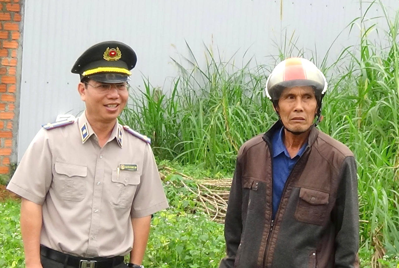Ông Nguyễn Hoàng Anh trao đổi với đương sự trong quá trình tổ chức thi hành án.
