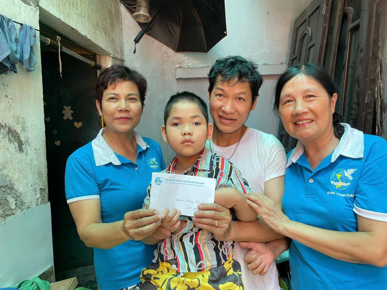 Hội Liên hiệp Phụ nữ phường Khương Đình trao tặng quà cho trẻ em có hoàn cảnh khó khăn. (Ảnh: Hội LHPN phường Khương Đình)