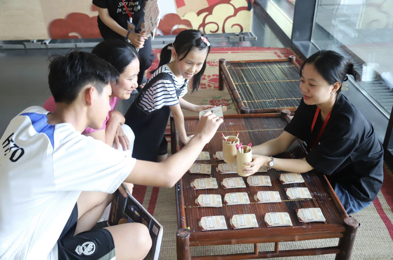Du khách thích thú tham gia hoạt động gieo quẻ Xoan.