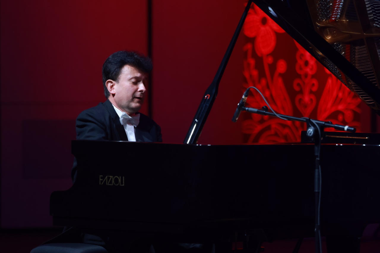 Nghệ sĩ Rafał A. Łuszczewski - Steinway Artist biểu diễn đầy lôi cuốn tại đêm nhạc.&nbsp;(Ảnh: L.Chiến).