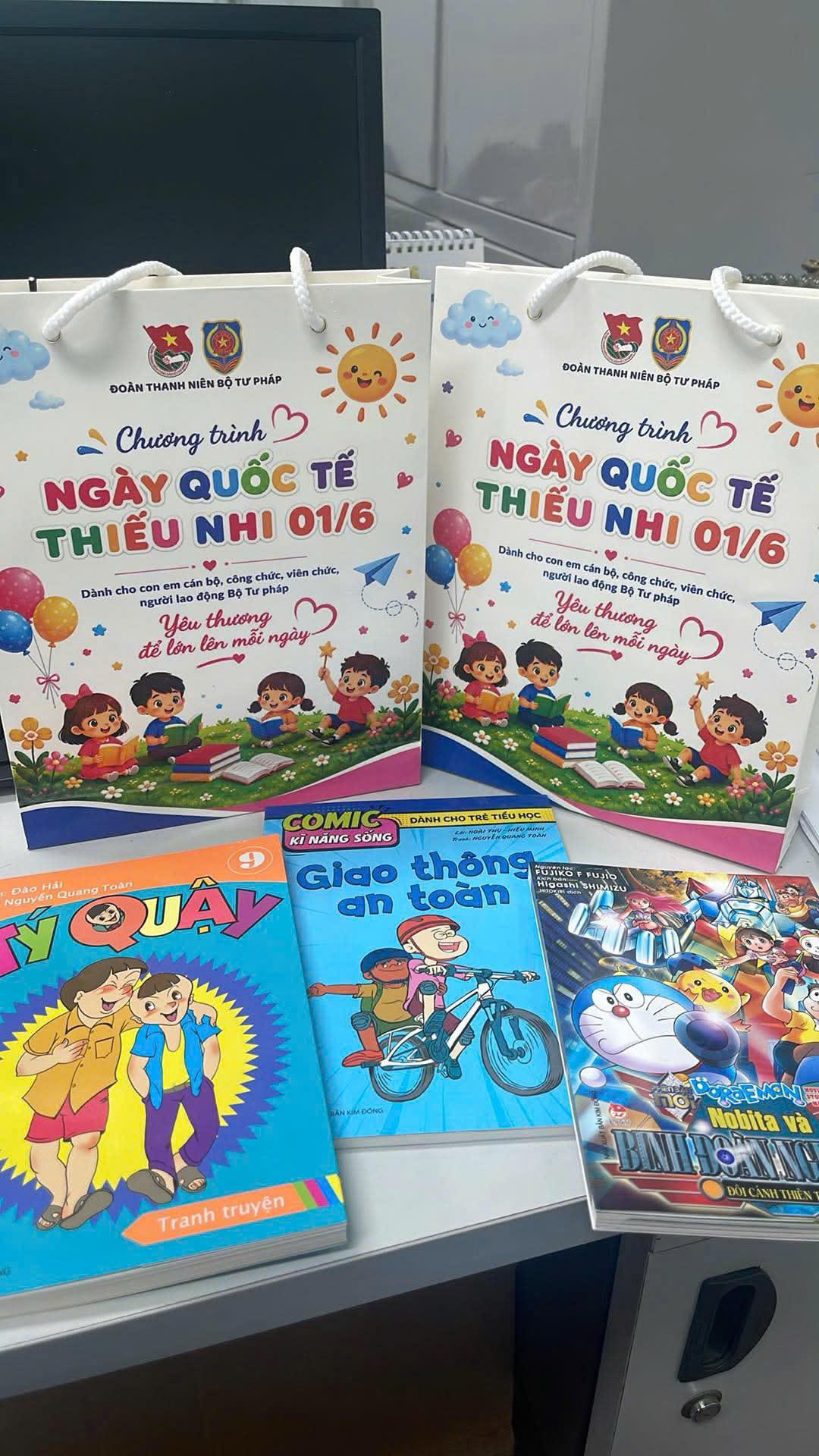 Đoàn Thanh niên Bộ Tư pháp trao tặng quà cho con em cán bộ Bộ Tư pháp nhân Ngày Quốc tế Thiếu nhi 01/6