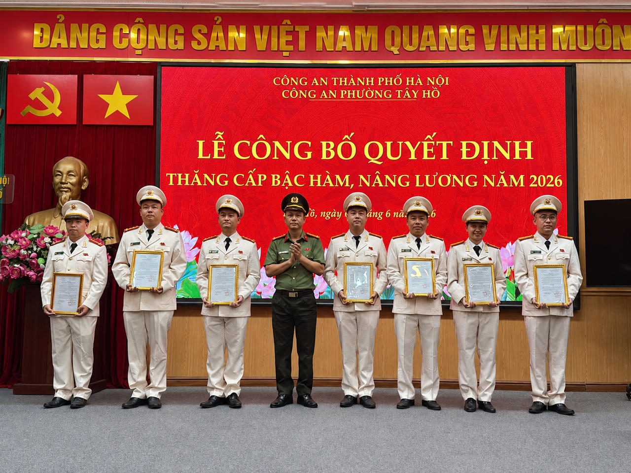 Trung tá Lê Ngọc Bách - Phó Trưởng Công an phường Tây Hồ.trao quyết định thăng cấp bậc hàm, nâng lương cho cán bộ chiến sĩ.